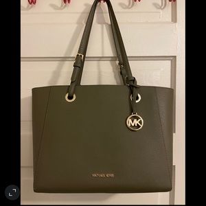 Michael Kors jet set saffiano leather bag